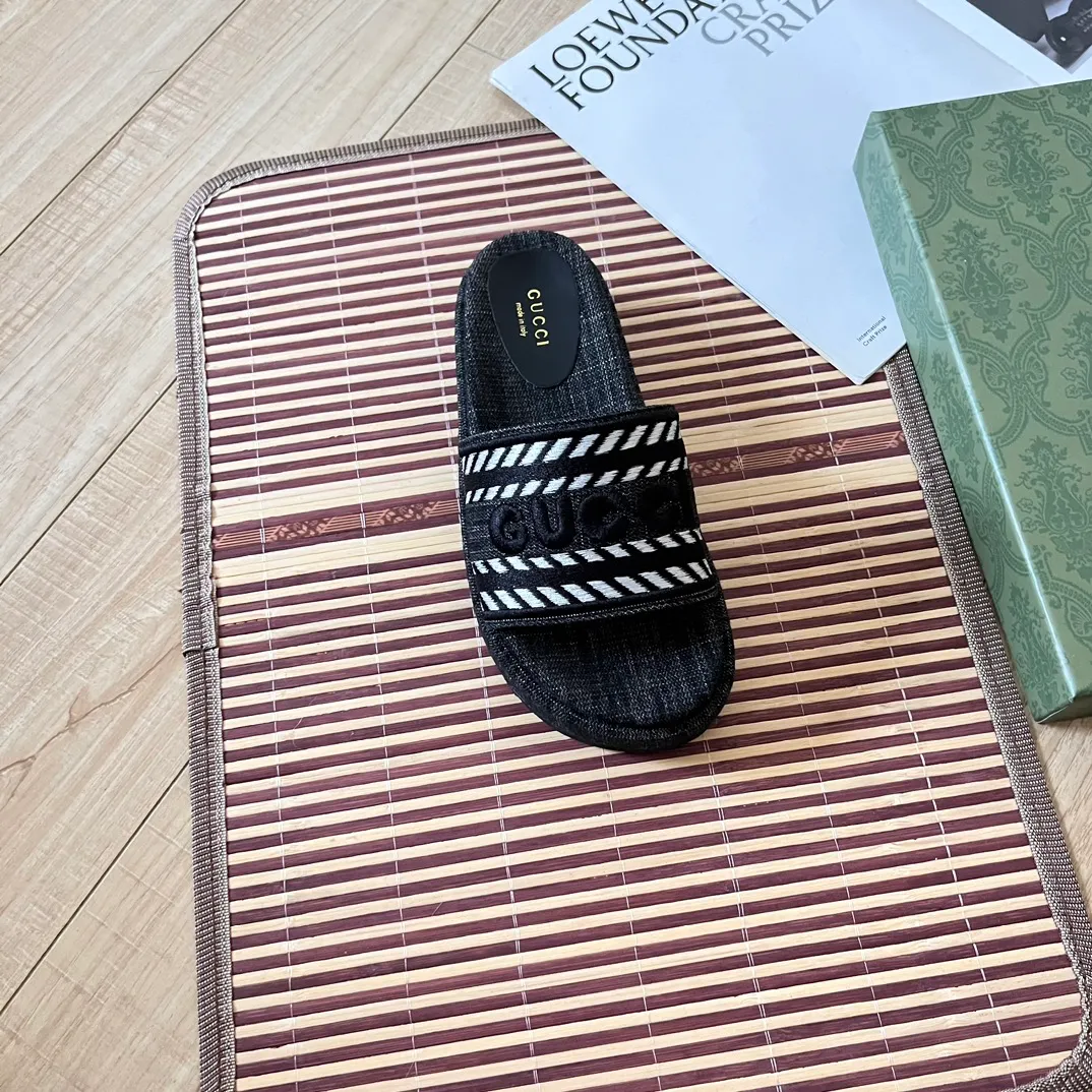 👟👟Ex-factory price 420👟👟 High-end women's shoes Gucci's latest limited edition thick-soled slippers. Top quality sale. Purchase authentic products. The material and craftsmanship are consistent with the original. Upper: original special printing process. Lining: dyed sheepskin. Outsole: Italian private model outsole. Size: 35-43M standard size. 41, 42 custom-made and non-refundable. Sole thickness: 5.5cm. Forefoot 4cm.